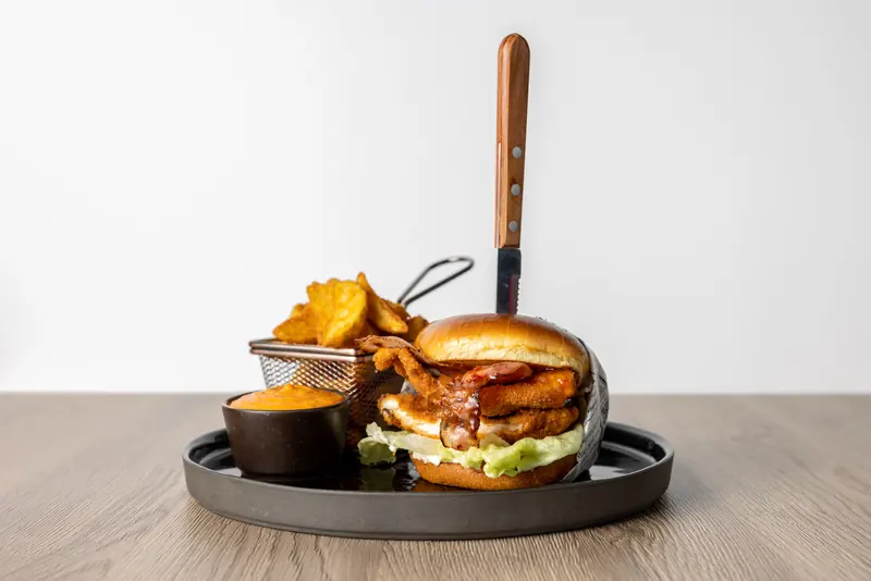 Chicken Chick Burger mit Wedges, Dip und Messer
