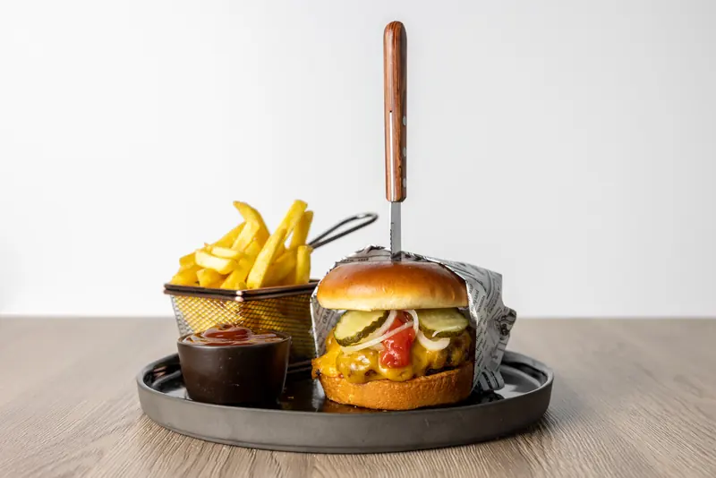Danny’s Burger mit Pommes, Dip und Messer