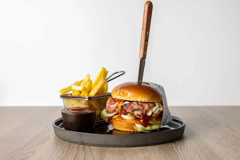 Mancey’s Burger mit Pommes, Dip und Messer – Le Bistro Foodtruck