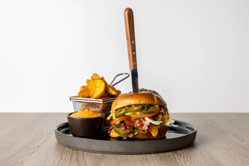 Sesh’s Burger mit Wedges, Dip und Messer