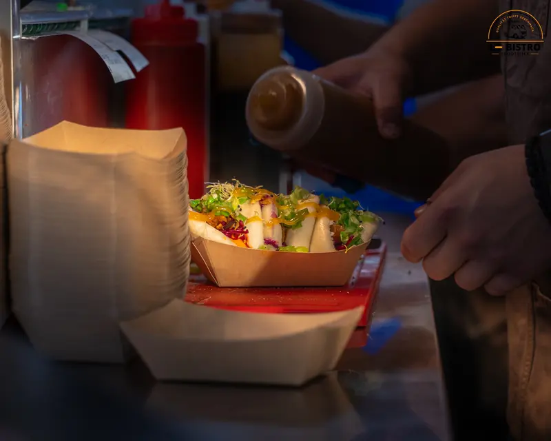 Bao Buns werden im Nazoki-Truck in Papierschalen angerichtet