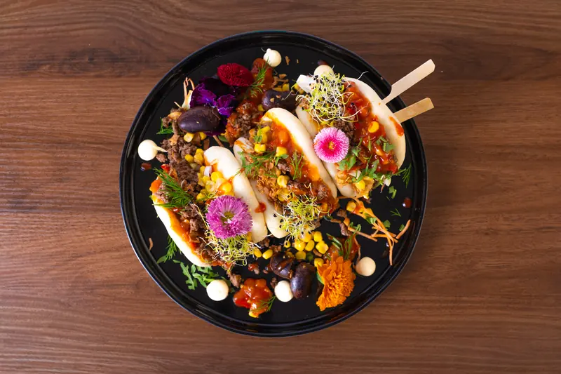 El Fuego Bao Buns von Nazoki mit Mais und essbaren Blüten, von oben