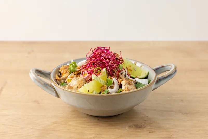 Pad Thai von Nazoki im Schälchen mit Limette