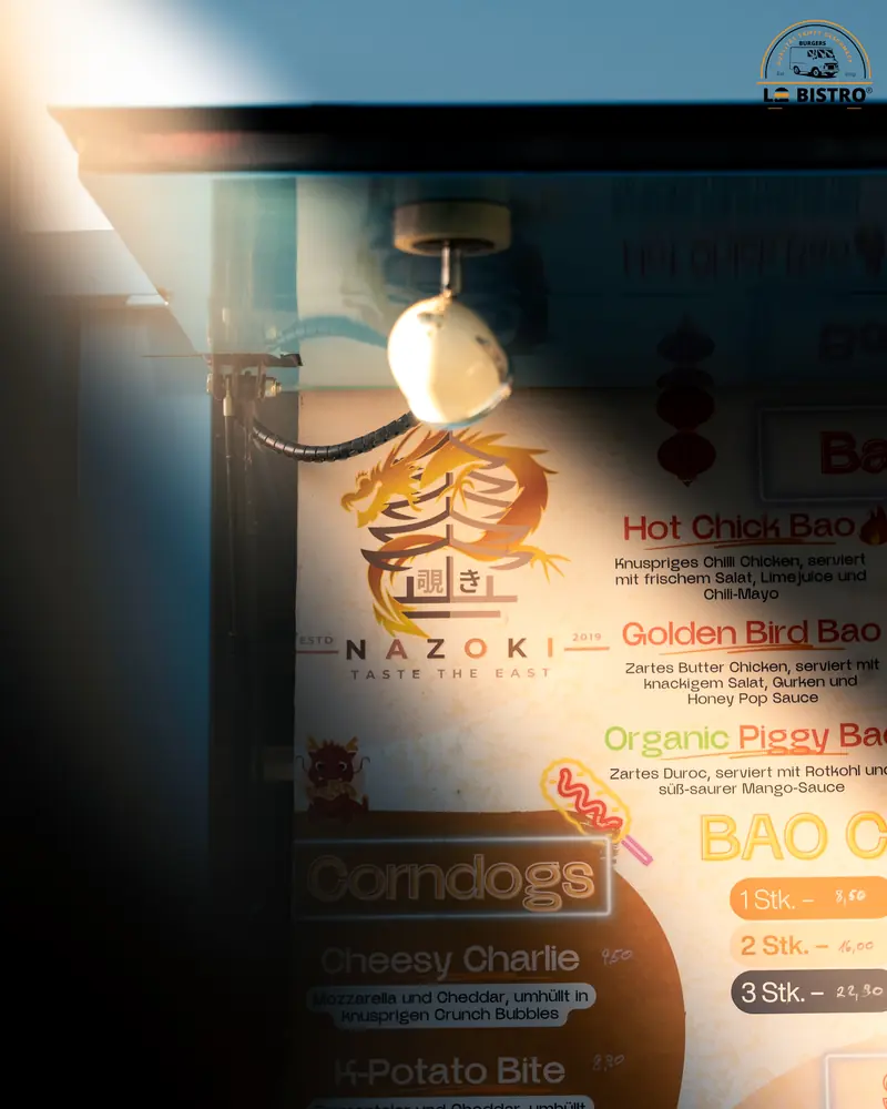 Beleuchtete Nazoki-Speisekarte mit Bao Buns und Corndogs im Truck