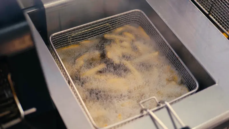 Pommes im Frittierkorb