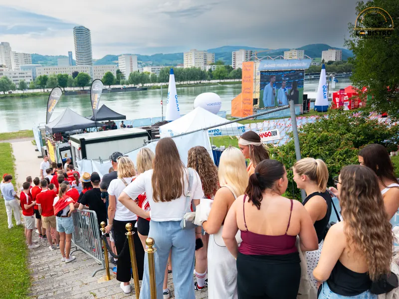 Warteschlange an der Donau, Public Viewing Sandburg Linz