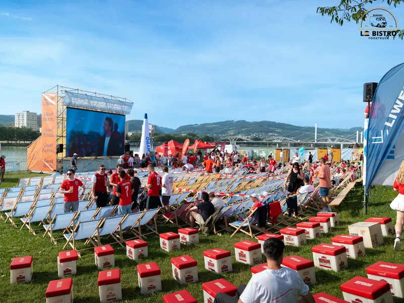 Liegestühle vor der Leinwand, Public Viewing Sandburg Linz