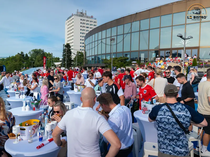 Volles Gelände vor der Arena, Public Viewing Sandburg Linz