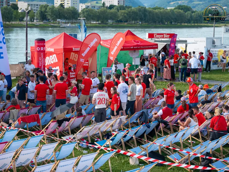 Fans zwischen Liegestühlen und Zelten, Public Viewing Sandburg Linz