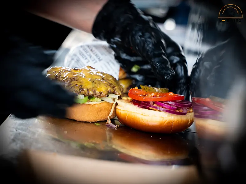 Burger werden im Truck belegt, Public Viewing Sandburg Linz