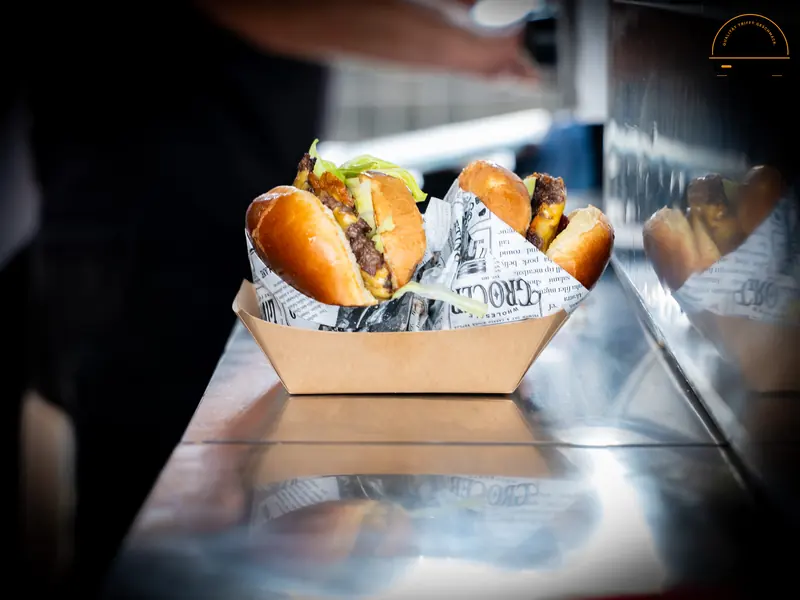 Zwei Burger in einer Schale auf der Theke, Public Viewing Sandburg Linz