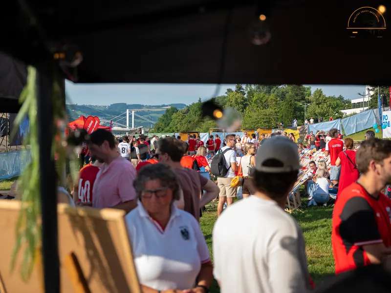 Gäste vor dem Truck, Public Viewing Sandburg Linz