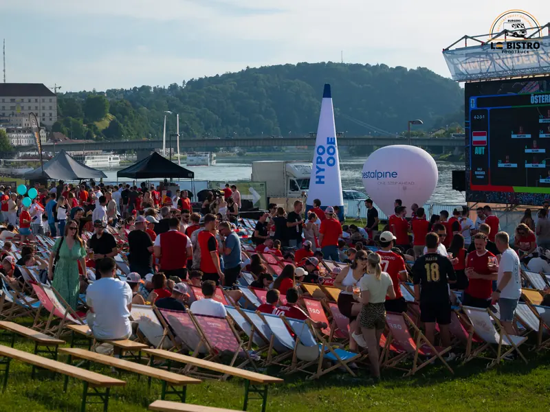 Volles Public Viewing vor der Leinwand, Public Viewing Sandburg Linz