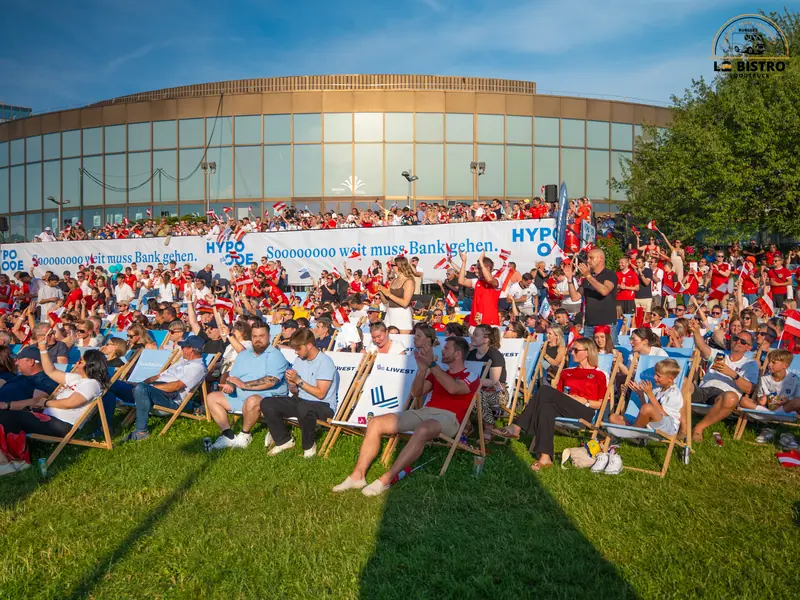 Gelände vor der Arena, Public Viewing Sandburg Linz