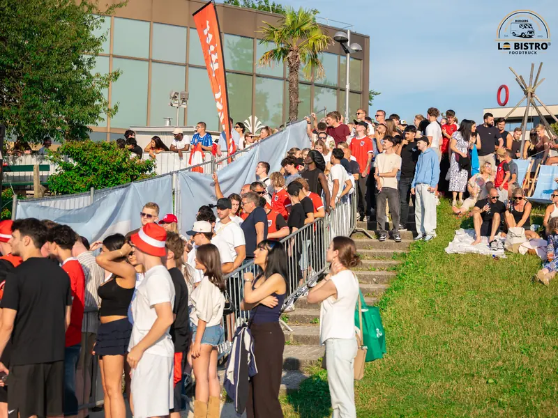 Menschenmenge vor der Arena, Public Viewing Sandburg Linz