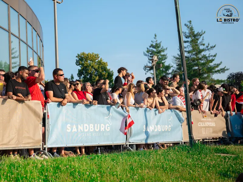 Fans hinter der Absperrung, Public Viewing Sandburg Linz