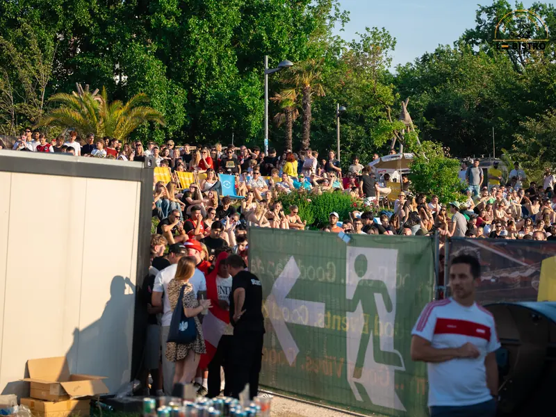 Gelände mit Notausgang-Schild, Public Viewing Sandburg Linz