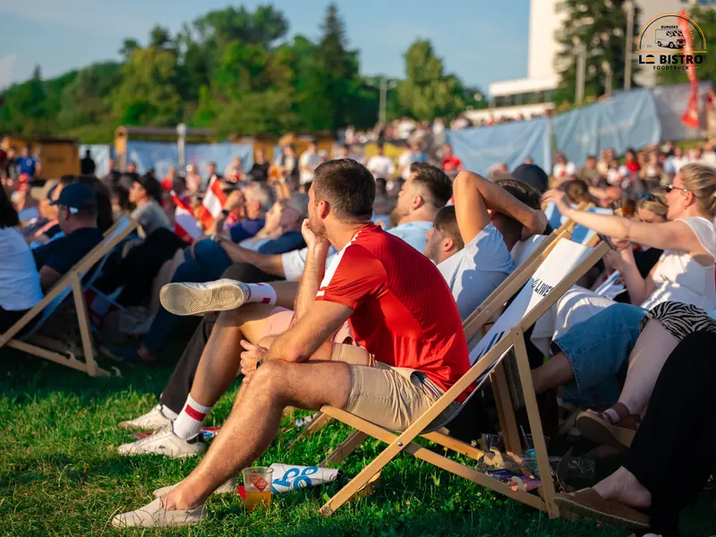 Fans in Liegestühlen, Public Viewing Sandburg Linz
