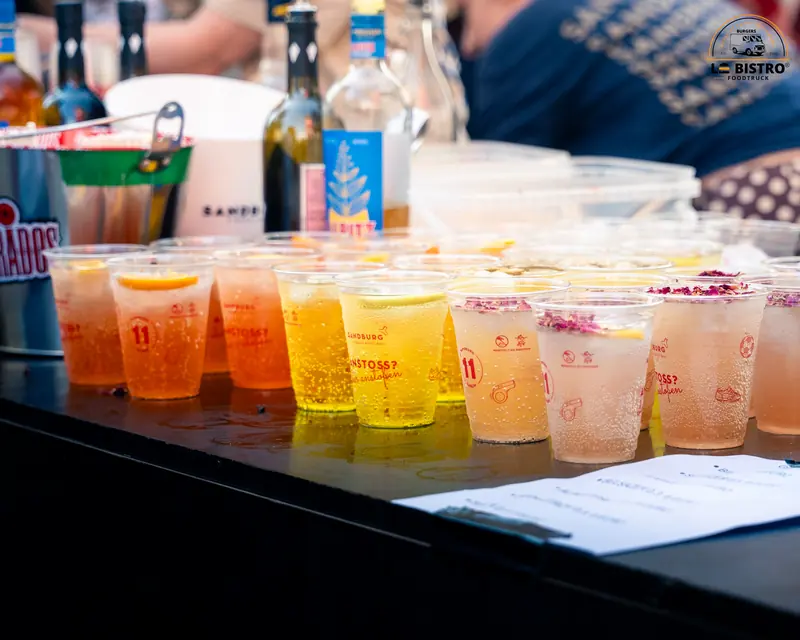 Bunte Drinks an der Bar beim 10-Jahre-Fest der Sandburg Linz