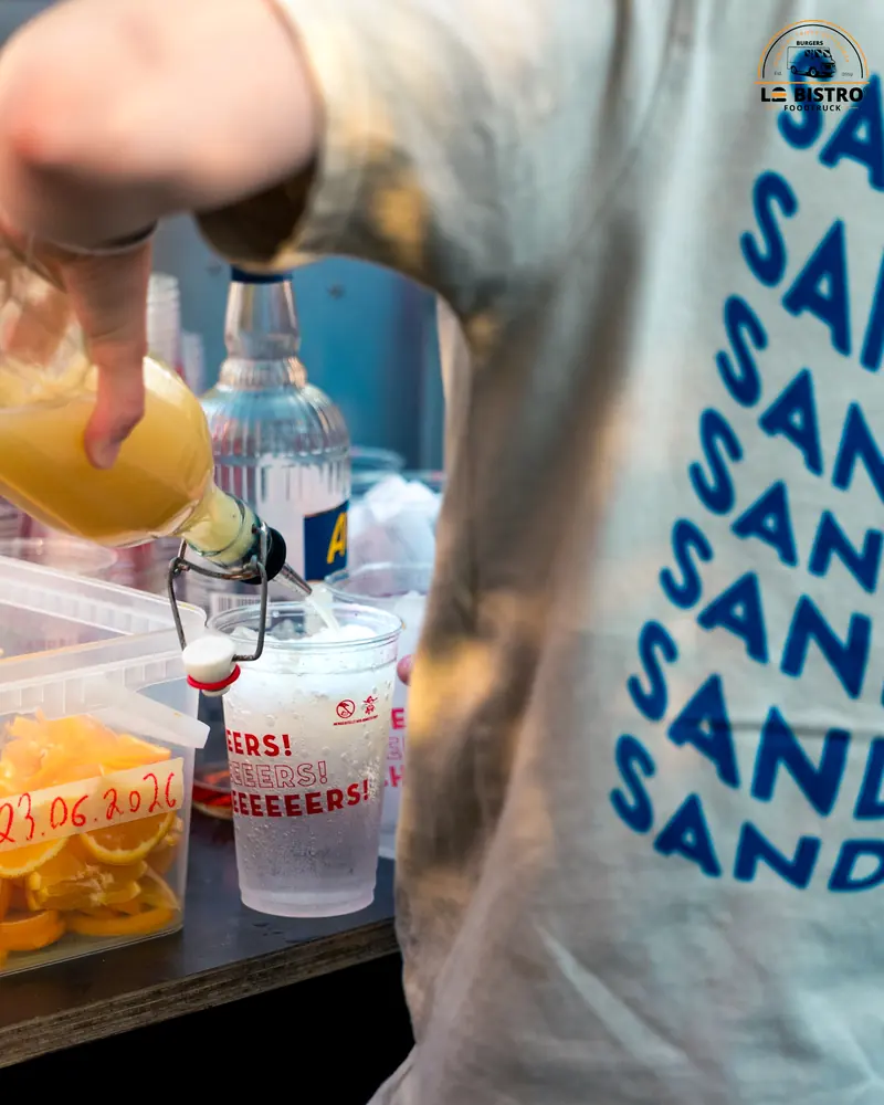 Ein Getränk wird an der Bar der Sandburg Linz eingeschenkt
