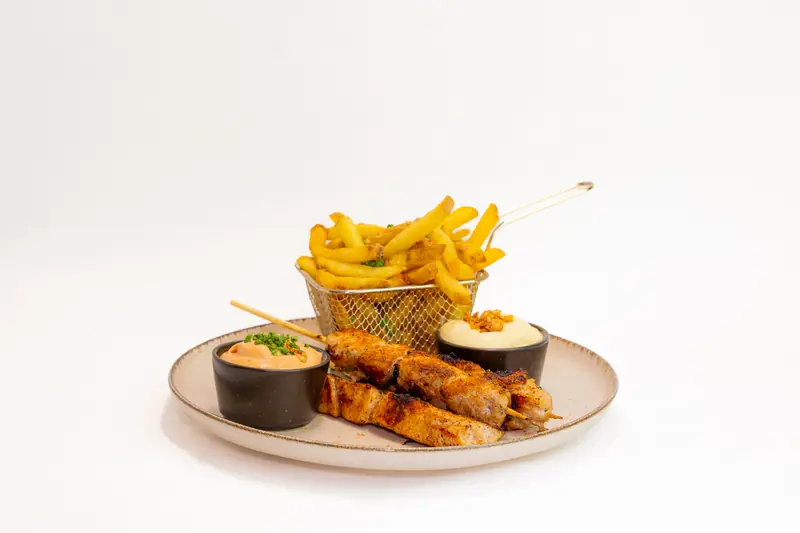 Chicken Souvlaki von Tiligo mit Pommes und zwei Dips