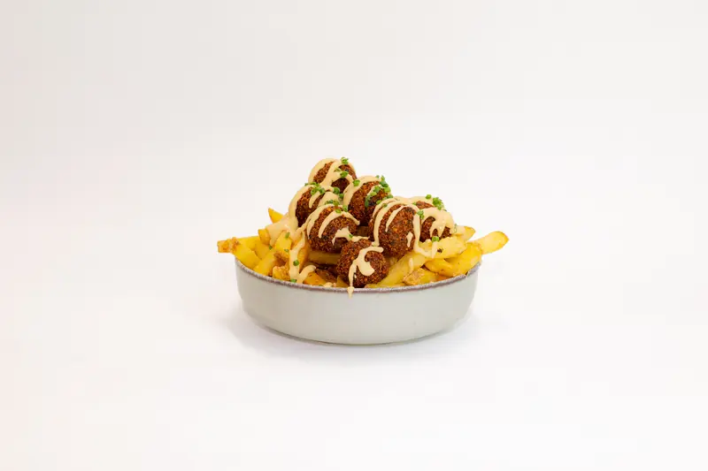 Pommes mit Falafel und Hummus-Sauce von Tiligo