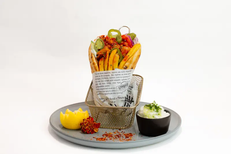 Hotaki Gyros von Tiligo mit scharfer Sauce und Tzatziki
