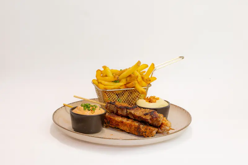 Pork Souvlaki von Tiligo mit Pommes und zwei Dips